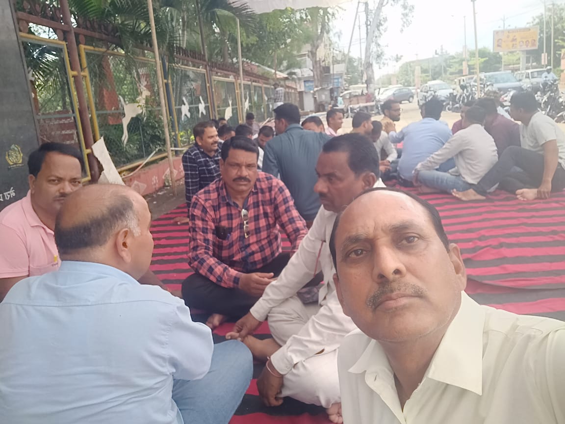 sandeep009179's tweet photo. #पटवारी_आमरण_अनशन
#प्रधानमंत्री_और_पटवारी
#sohan_patwariji_ko_salam
#2800gradepay
#mppatwariStrike 
#mppatwarisangh
@CMMadhyaPradesh
@aajtak @BJP4India @ZeeMPCG @AmitShah @narendramodi @AamAadmiParty  @INCMP @indiatvnews @ABPNews  @MPTakOfficial https://t.co/uqFNG4jOG3