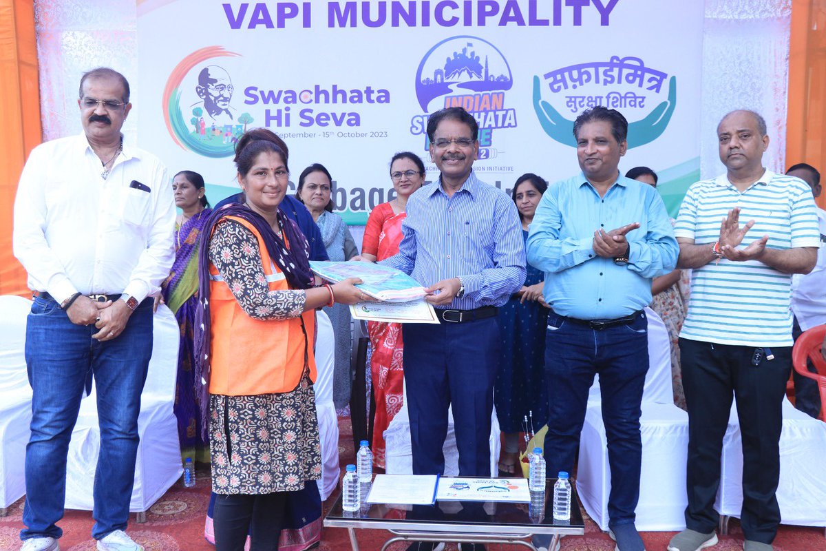 SuratRcm's tweet photo. સ્વચ્છતા હી સેવા (SHS):
વાપી નગરપાલિકા ના સ્વચ્છતા યોદ્ધા:

ભરૂચ અને Ankleshwar માં  Flood દરમ્યાન સફાઈની ઉત્કૃષ્ટ કામગીરી કરનાર વાપીના સફાઈ કર્મચારીઓનું
શાલ અને સાડી આપી બહુમાન કર્યું.
@PMOIndia 
@CMOGuj 
@Ashwini281075 
@bhavyaverma 
@collectorvalsad 
@CollectorBharch https://t.co/F6YbgsE0iR