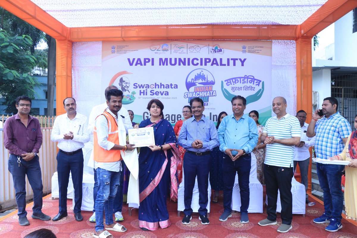 SuratRcm's tweet photo. સ્વચ્છતા હી સેવા (SHS):
વાપી નગરપાલિકા ના સ્વચ્છતા યોદ્ધા:

ભરૂચ અને Ankleshwar માં  Flood દરમ્યાન સફાઈની ઉત્કૃષ્ટ કામગીરી કરનાર વાપીના સફાઈ કર્મચારીઓનું
શાલ અને સાડી આપી બહુમાન કર્યું.
@PMOIndia 
@CMOGuj 
@Ashwini281075 
@bhavyaverma 
@collectorvalsad 
@CollectorBharch https://t.co/F6YbgsE0iR