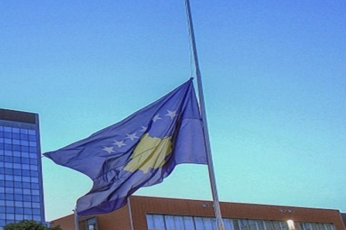 MPrizren's tweet photo. Kosova Cumhurbaşkanı Vjosa Osmani, 25 Eylül 2023 Pazartesi günü, Kosova'nın kuzeyinde hayatını kaybeden polis memuru Afrim Bunjaku'nun anısına ulusal yas günü olarak ilan edilmesi amacıyla bir günlük devlet yası ilan etti. https://t.co/iSmXFDL2XB