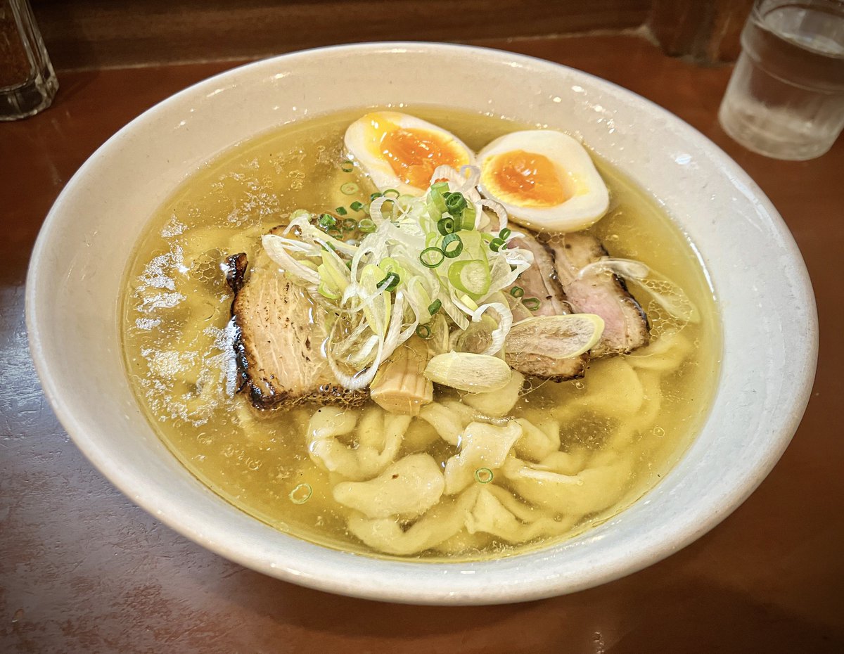 麺屋くまがい
もち小麦麺の手打ち塩中華そば

一瞬ビャンビャン麺を思わせるﾇﾗｯと滑らかに糊化した表面の舌触りともっちり感が最高にエロくてウマい麺
ガッツリ強めに鶏が効くけどすまし汁みたいに上品なスープがこれまた絶妙にマッチ☆具材も豪華
これは是非皆様にも召し上がっていただきたい逸品