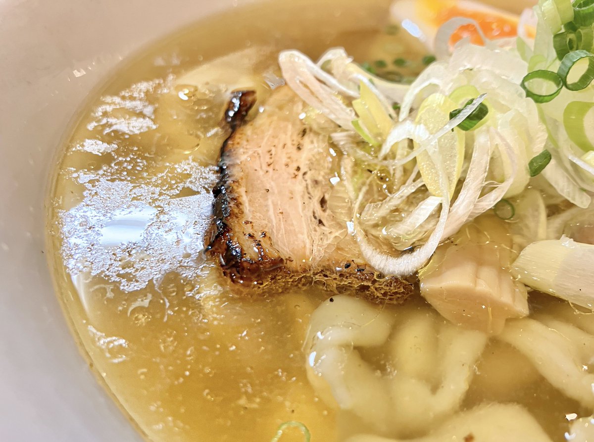 signals5's tweet photo. 麺屋くまがい
もち小麦麺の手打ち塩中華そば

一瞬ビャンビャン麺���思わせるﾇﾗｯと滑らかに糊化した表面の舌触りともっちり感が最高にエロくてウマい麺
ガッツリ強めに鶏が効くけどすまし汁みたいに上品なスープがこれまた絶妙にマッチ☆具材も豪華
これは是非皆様にも召し上がっていただきたい逸品 https://t.co/auKUb7m47l