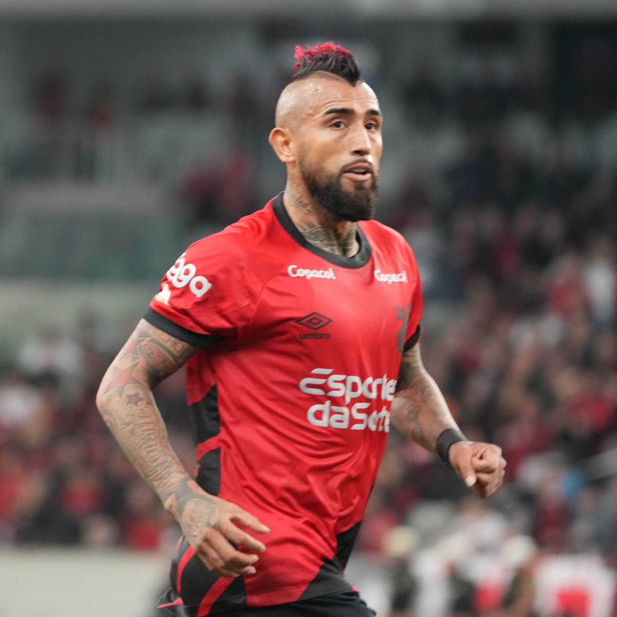 _BeFootball's tweet photo. Arturo Vidal charge Erik ten Hag 👊 :

« Cet entraîneur est mal parti. Comment peux-tu virer Cristiano Ronaldo ? C'est comme ça que sont ces gars. Il était le meilleur buteur et il l'a jeté… Ces mecs chauves sont très compliqués .» 

(via @sportbible) https://t.co/ZKIt8B9qnx