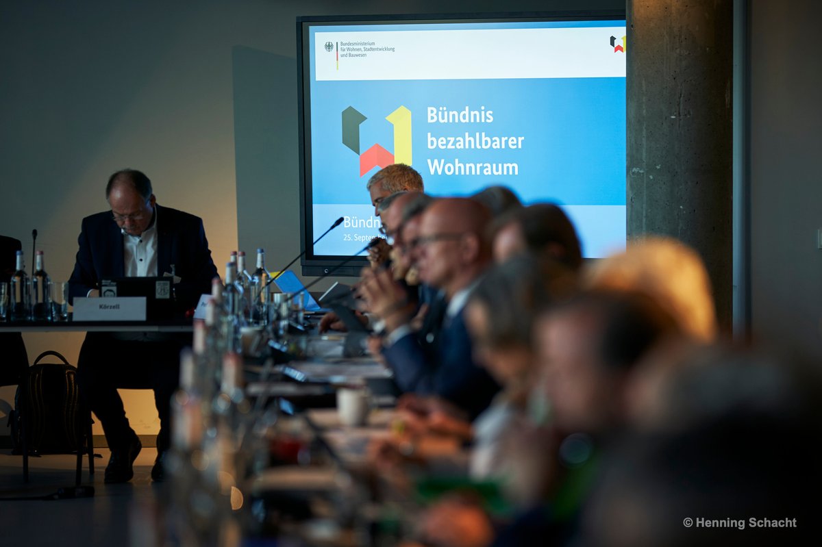 BMWSB_Bund's tweet photo. 🛠️ Investitionen #befördern 🛠️ Wohnungsbau #beschleunigen 🛠️ Baukosten #begrenzen
Im #BündnisBezahlbarerWohnraum arbeiten Bund, Länder, Kommunen, Wohnungswirtschaft und Verbände zusammen. Vor dem heutigen #Bündnistag im Kanzleramt trifft sich in diesen Minuten die #Spitzenrunde. https://t.co/ztNa9nyHrr