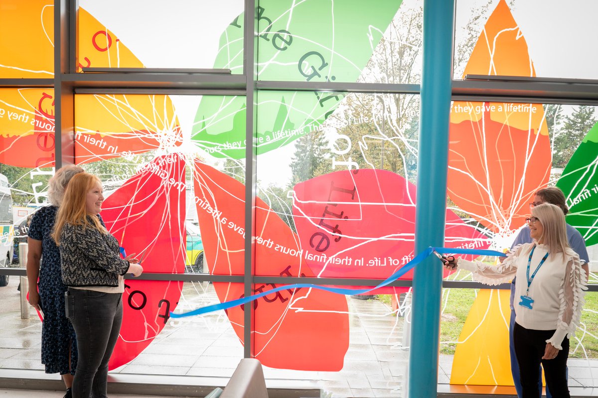 OUHospitals's tweet photo. 🆕 Organ Donor memorial unveiled

A specially-commissioned glass artwork memorial to people who have given the gift of life through organ and tissue donation has been officially unveiled at the John Radcliffe Hospital.

🔗 https://t.co/eZqgV8Goi0 https://t.co/G5PT8FlUwF