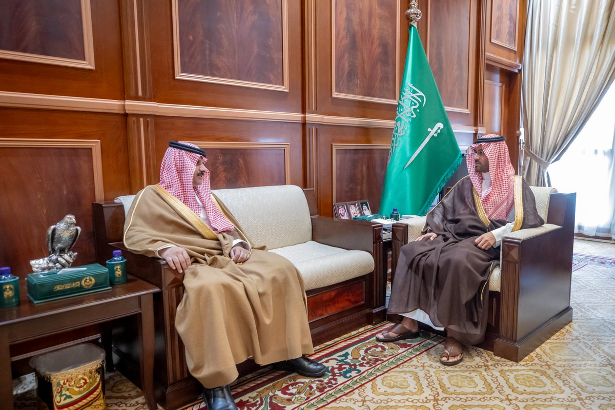 emara_hail's tweet photo. سمو #نائب_أمير_منطقة_حائل يستقبل مدير فرع وزارة النقل والخدمات اللوجستية بالمنطقة م.تركي الحميدي الشمري ويطلع سموه على خط سير العمل بمشروعات الطرق بالمنطقة وأبرز منجزاتها وتحدياتها والخطط المستقبلية. https://t.co/zKjTU7iK86