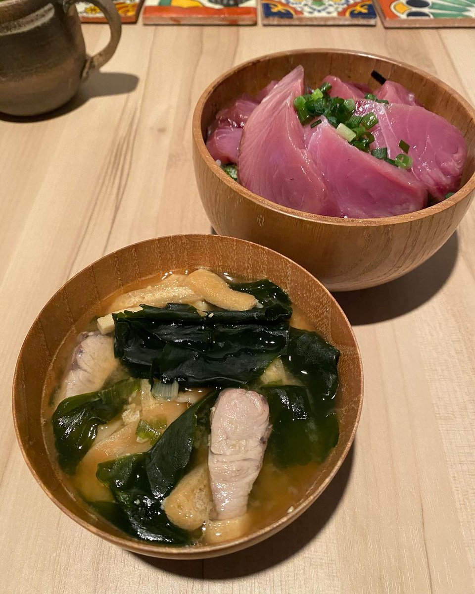 WiigrowOnline's tweet photo. 今日は美味そうな天然ぶりを購入できたので
ぶり丼とぶりの味噌汁に

一杯分の味噌汁も久々にチャレンジ
もちろんぶり入りです👍
小さい���でも一杯分の水分量は
なかなか難しい
乾燥ワカメが水分量を狂わせるし🤣
無事一杯分の味噌汁完成しました😋 https://t.co/yidBprfkR6