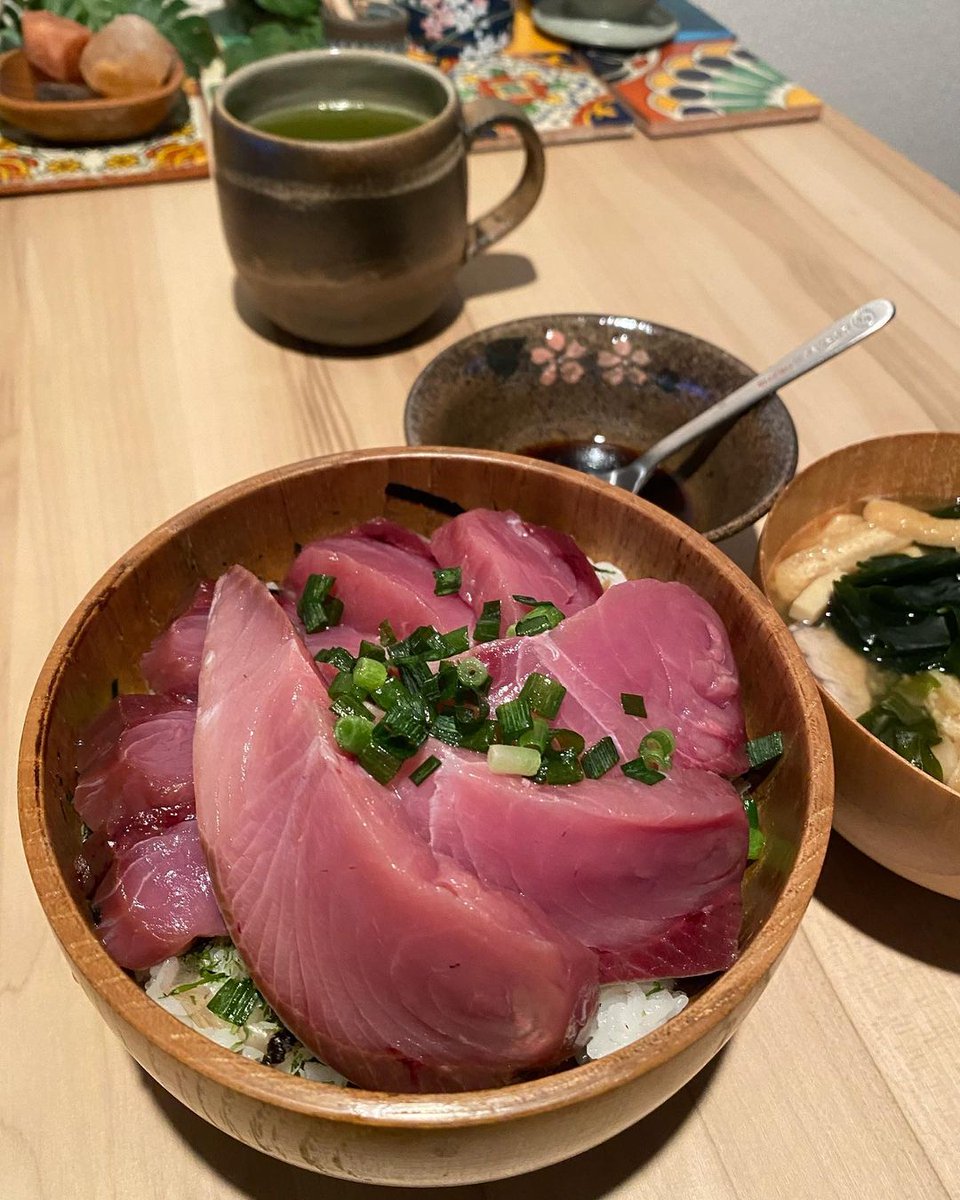 WiigrowOnline's tweet photo. 今日は美味そうな天然ぶりを購入できたので
ぶり丼とぶりの味噌汁に

一杯分の味噌汁も久々にチャレンジ
もちろんぶり入りです👍
小さい���でも一杯分の水分量は
なかなか難しい
乾燥ワカメが水分量を狂わせるし🤣
無事一杯分の味噌汁完成しました😋 https://t.co/yidBprfkR6