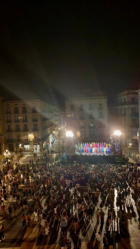 corvivace's tweet photo. Un #concert per al record del
@corvivace. #Barcelona #Mercè #Merce23 #Merce2023 #cantcoral https://t.co/l1g6Qz5iKp
