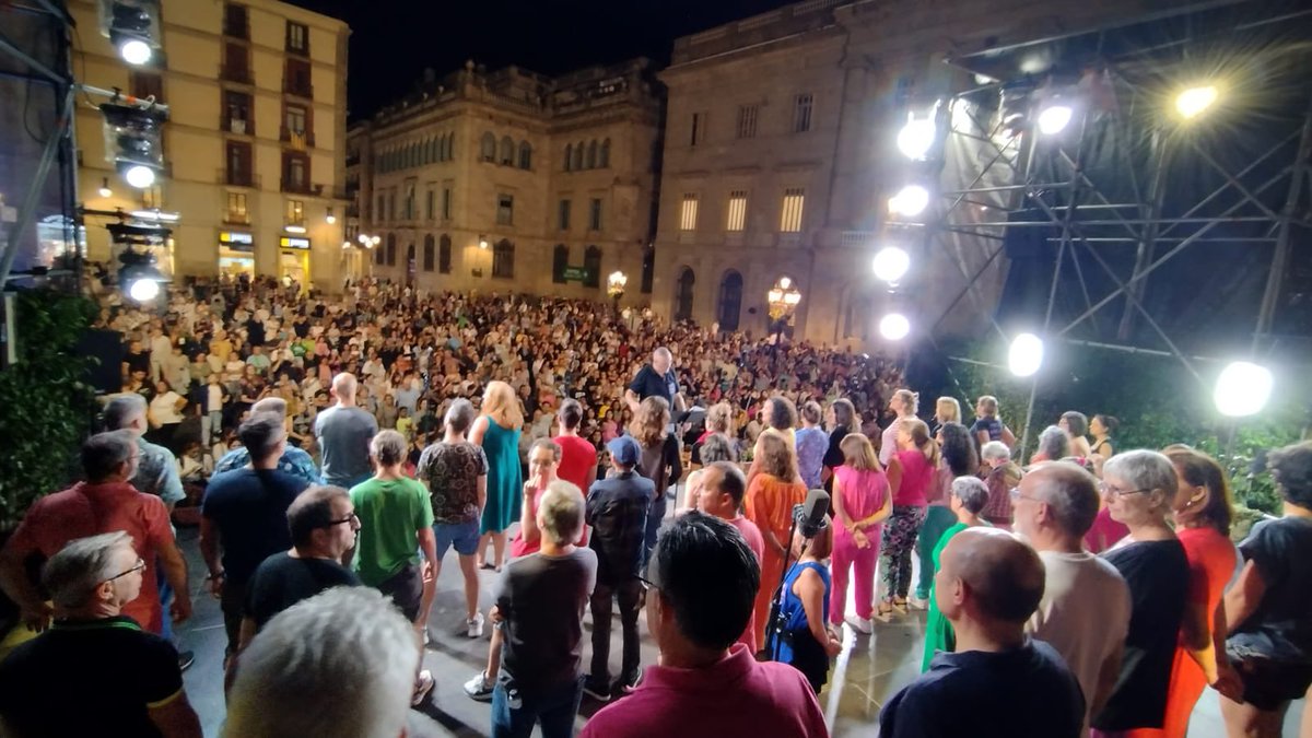 corvivace's tweet photo. Un #concert per al record del
@corvivace. #Barcelona #Mercè #Merce23 #Merce2023 #cantcoral https://t.co/l1g6Qz5iKp