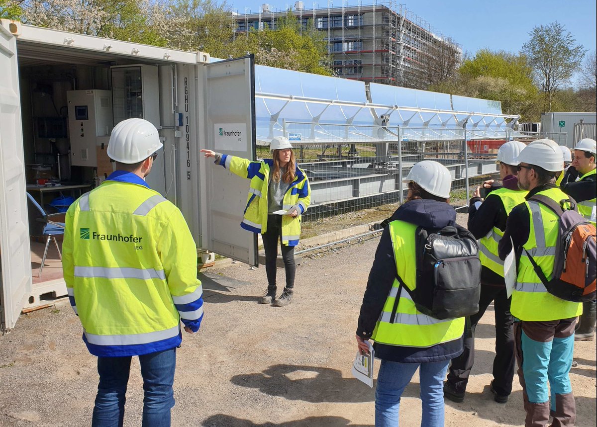 Stadtwerke wollen Quartiere ohne Kohle und Gas mit Fernwärme versorgen. Die Kombination von Solarthermie, Wärmepumpen und Grubenwasser als Wärmespeicher ist ein weltweit einzigartiger Ansatz, den das Fraunhofer IEG nun als Prototypen testet. ieg.fraunhofer.de/de/presse/pres…