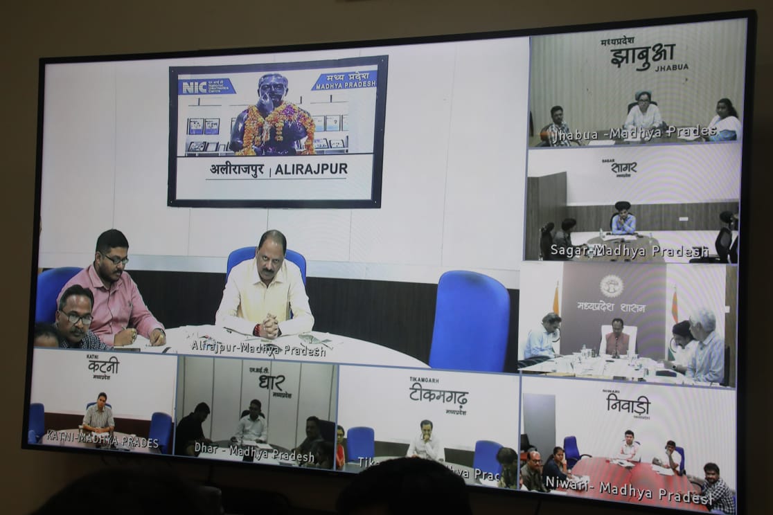 OfficeofSSC's tweet photo. माननीय मुख्यमंत्री श्री @ChouhanShivraj जी ने आज निवास से वीडियो कॉन्फ्रेंसिंग द्वारा प्रदेश के कलेक्टर्स के साथ 'लाड़ली बहनों' और 'उज्ज्वला योजना की बहनों' को ₹450 में रसोई गैस सिलेंडर उपलब्ध करवाने के लिए जारी पंजीयन कार्य की प्रगति की जानकारी ली और आवश्यक दिशा-निर्देश दिए।