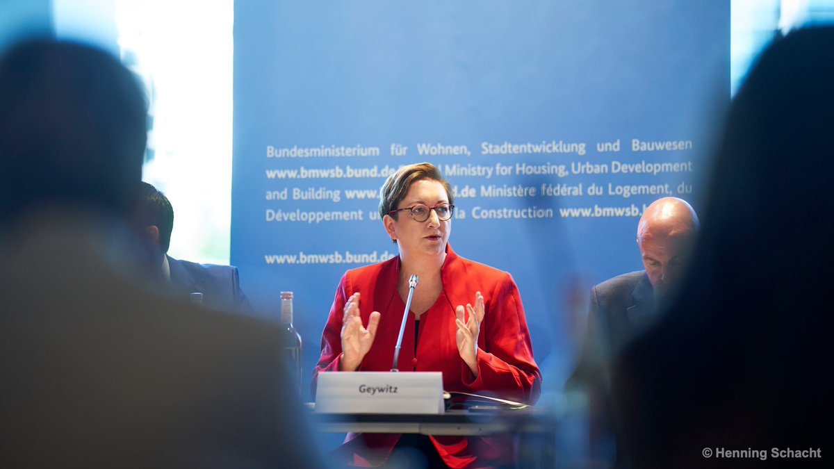BMWSB_Bund's tweet photo. 🛠️ Investitionen #befördern 🛠️ Wohnungsbau #beschleunigen 🛠️ Baukosten #begrenzen
Im #BündnisBezahlbarerWohnraum arbeiten Bund, Länder, Kommunen, Wohnungswirtschaft und Verbände zusammen. Vor dem heutigen #Bündnistag im Kanzleramt trifft sich in diesen Minuten die #Spitzenrunde. https://t.co/ztNa9nyHrr