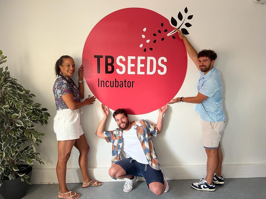 tbs_education's tweet photo. Nos apprenants du Programme Grande Ecole, Léo et Clément, remettent au goût du jour la plus ancienne eau de vie de France ! 😉

🥃Accompagnés par notre incubateur #TBSeeds, ils ont créé Oldam, une marque d'apéritif à base d'#armagnac produit et mis en bouteille en Occitanie. https://t.co/3PByz3VWHQ