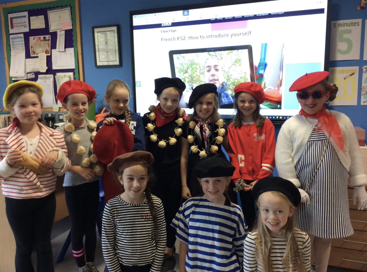 Our pupils celebrated European Day of Languages by dressing up in national costumes/colours & learning new words, phrases & songs in Irish, Spanish & French.🇮🇪🇫🇷 
Gracias to the amazing students from @StPatsCollege who taught our classes Spanish in a fun way.🇪🇸 
#Europe