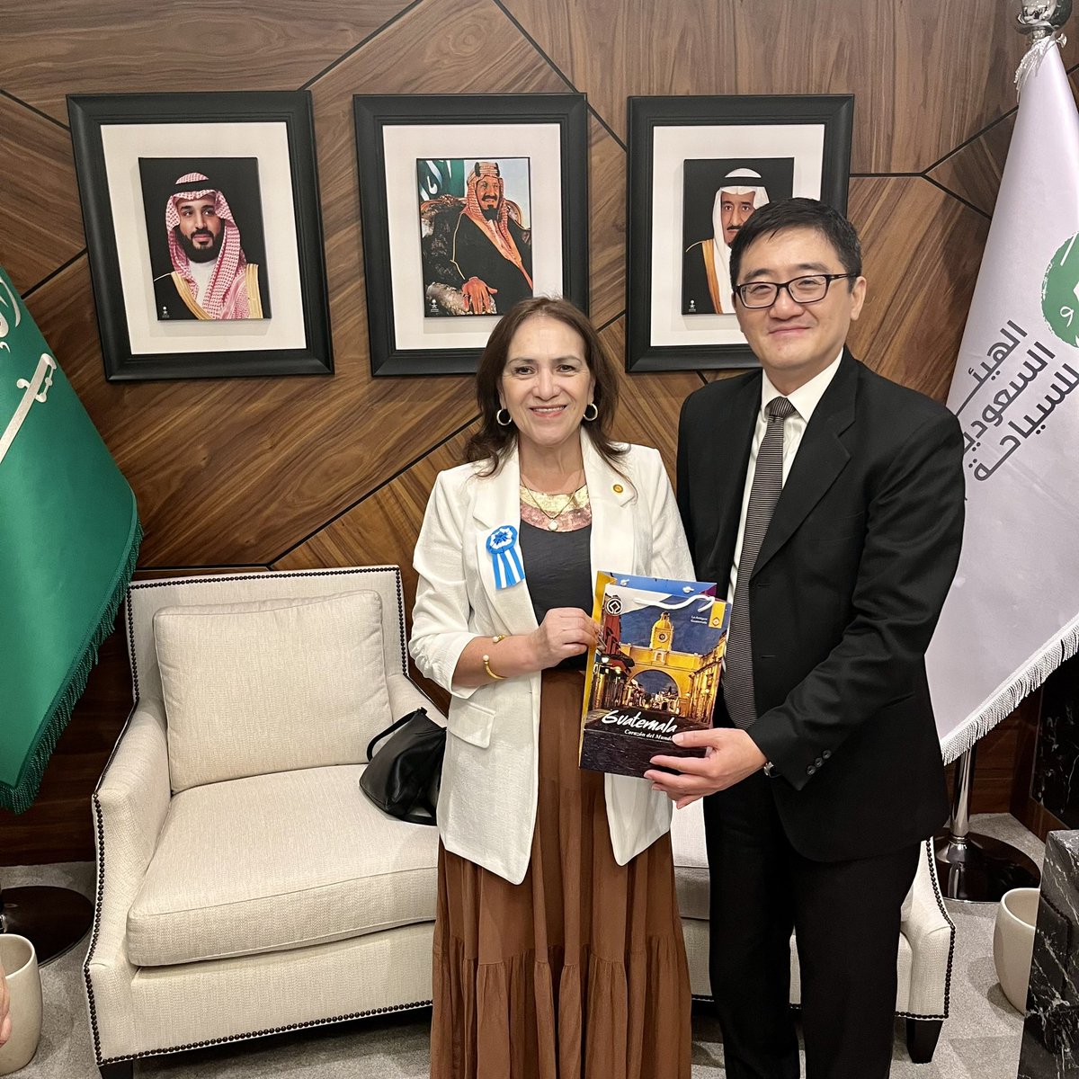 #GTinKSA | La #ViceCancillerGT se reunió con directores del Instituto Saudí de Turismo con el fin de compartir buenas prácticas, ver el potencial tecnológico de la Institución y proponer intercambios culturales para la atracción de turismo bilateral. 🇬🇹 🇸🇦