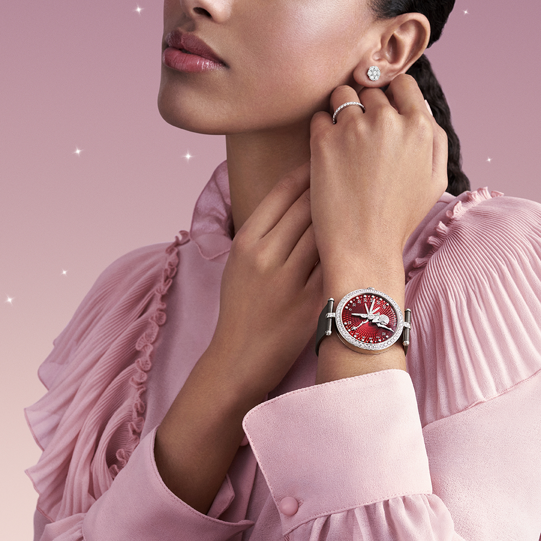 vancleef_japan's tweet photo. 美しく、魔法のような瞬間を生み出す〈レディ アーペル フェアリー ルージュ ウォッチ〉。今にも空へと舞い上がろうとする妖精は、流れゆく時間の中で詩情が紡ぎだす時に寄り添います。
#VCALadyArpelsFeerie #PoetryOfTime #VCAwatch #VanCleefArpels #ポエトリーオブタイム