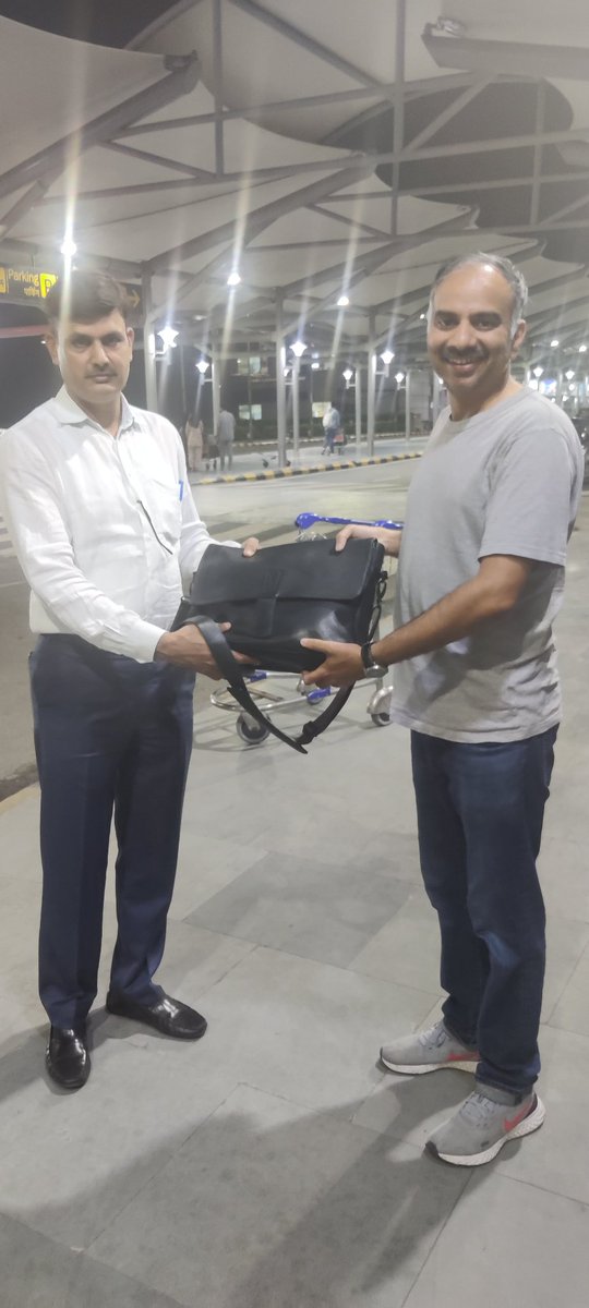 SmartCloud_GS's tweet image. Swift response from @DelhiPolice - landed from NYC and forgot my passport, laptop in prepaid taxi at T3 at 2230, by 2330 Delhi Police team traced the driver and the bag.. sincere thanks to the honesty of the cab driver, team of @DCPIGI and kind assistance from @sanjaybhatia139 🙏