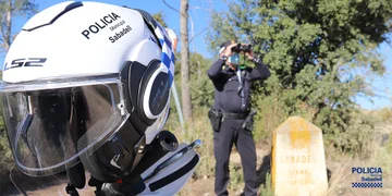 PoliciaSabadell's tweet photo. #UNITATSPMS🚔 Sabies que tenim una Unitat de Vigilància #Rural a #Sabadell❓
👮♂️Els agents tenen com a objectiu la vigilància de les activitats que es desenvolupen a l'espai natural de la ciutat🌳
🚓Fan patrullatge amb vehicles 4x4 i motos elèctriques
#Rodal⛰️ #SabadellSegura https://t.co/zZqUFsUgig