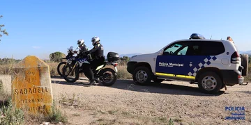 PoliciaSabadell's tweet photo. #UNITATSPMS🚔 Sabies que tenim una Unitat de Vigilància #Rural a #Sabadell❓
👮♂️Els agents tenen com a objectiu la vigilància de les activitats que es desenvolupen a l'espai natural de la ciutat🌳
🚓Fan patrullatge amb vehicles 4x4 i motos elèctriques
#Rodal⛰️ #SabadellSegura https://t.co/zZqUFsUgig