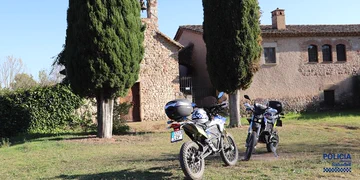 PoliciaSabadell's tweet photo. #UNITATSPMS🚔 Sabies que tenim una Unitat de Vigilància #Rural a #Sabadell❓
👮♂️Els agents tenen com a objectiu la vigilància de les activitats que es desenvolupen a l'espai natural de la ciutat🌳
🚓Fan patrullatge amb vehicles 4x4 i motos elèctriques
#Rodal⛰️ #SabadellSegura https://t.co/zZqUFsUgig