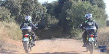 PoliciaSabadell's tweet photo. #UNITATSPMS🚔 Sabies que tenim una Unitat de Vigilància #Rural a #Sabadell❓
👮♂️Els agents tenen com a objectiu la vigilància de les activitats que es desenvolupen a l'espai natural de la ciutat🌳
🚓Fan patrullatge amb vehicles 4x4 i motos elèctriques
#Rodal⛰️ #SabadellSegura https://t.co/zZqUFsUgig