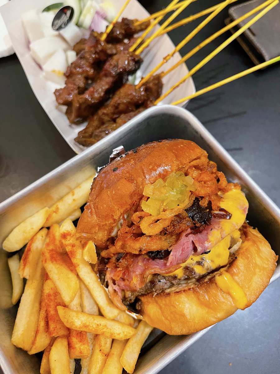 arfdy12's tweet photo. As a Johorean, 

Woodfire memang cinta pertama.

Tapi can add another one, Lazy Monday.

Switching between these two Burger joint selalunya. https://t.co/lPqLzMCuKu