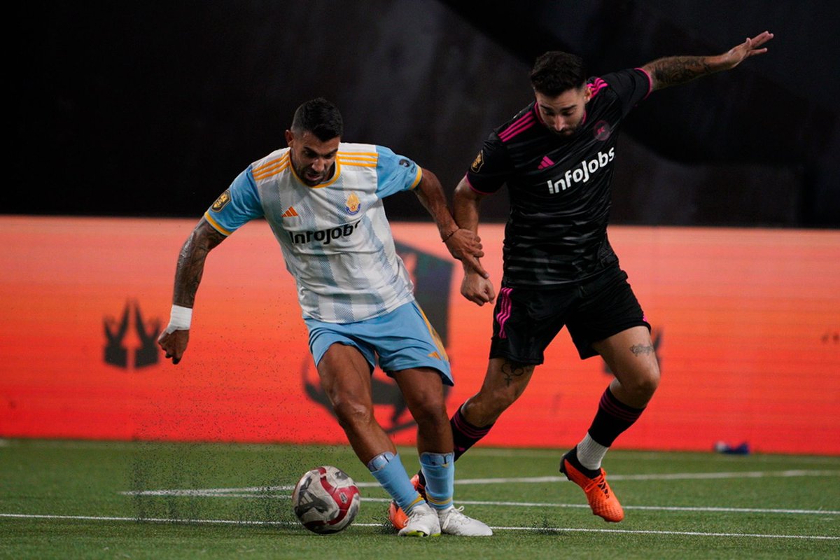 Augusto Fernández (@augusto12f) on Twitter photo Gran y merecido triunfo de EQUIPO
anoche en la <a href="/kingsleague/">Kings League Spain</a>.
No importa donde, como, ni cuando. Siempre que haya una pelota en juego, el objetivo, los pensamientos y el vaivén de emociones, son los mismos.
A seguir guerreando y disfrutando <a href="/Saiyans_FC_/">Saiyans FC 🧡💙</a> que queda mucho 🔥💪🏽 Gran y merecido triunfo de EQUIPO
anoche en la <a href="/kingsleague/">Kings League Spain</a>.
No importa donde, como, ni cuando. Siempre que haya una pelota en juego, el objetivo, los pensamientos y el vaivén de emociones, son los mismos.
A seguir guerreando y disfrutando <a href="/Saiyans_FC_/">Saiyans FC 🧡💙</a> que queda mucho 🔥💪🏽
