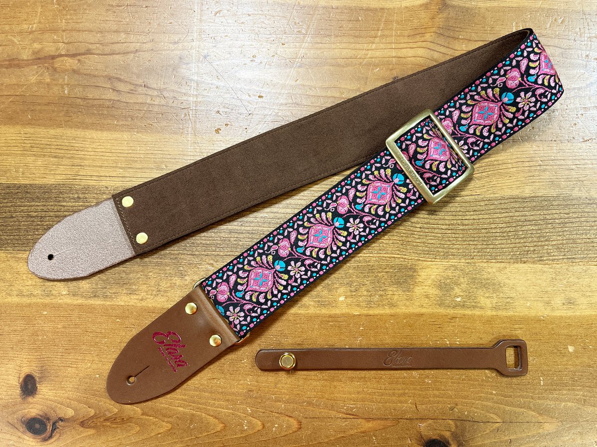 ElaraStraps's tweet image. 最近ウクレレに使用するストラップのオーダーが増えています！

Peacock Queue Pink Ultrasuede 
長さショートタイプ(－48cm)

Guitar Strap fastener for Acoustic Choco

#elarastraps #fastener #エララストラップ #ファスティナー #ウクレレストラップ