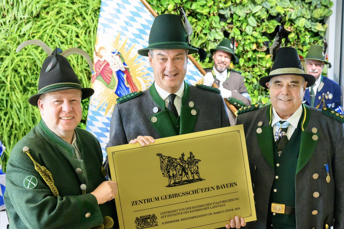 Markus_Soeder's tweet photo. Bekenntnis zu Tradition und Brauchtum: Der Freistaat ermöglicht den #Gebirgsschützen die Gründung eines Gebirgsschützen-Zentrums samt Archiv im Kloster Benediktbeuern. Damit soll das wertvolle #Brauchtum und die Historie dokumentiert und erhalten bleiben. Als Ehrenmitglied übernehme ich dafür sehr gern auch die Schirmherrschaft. Die Gebirgsschützen stehen für bayerische Kultur, Tradition und #Heimat. Sie sind eine großartige Visitenkarte für Bayern und verkörpern Weltoffenheit und Wertgebundenheit. Danke für das herausragende ehrenamtliche Engagement und das Bekenntnis zu unserem Land! Die Gebirgsschützen machen Bayern die Ehre. PS: Habe eine Gebirgsschützen-Montur bekommen 😀
