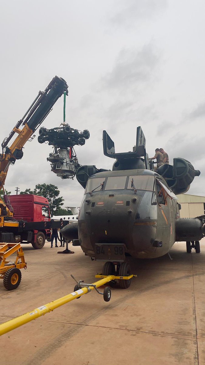 Team_Luftwaffe's tweet image. Zwei unserer #CH53 Maschinen sind wieder zurück aus dem Einsatz in Mali. Sie werden nun in Diepholz instandgesetzt. Im Lauf der nächsten zwei Wochen kommen auch die restlichen Hubschrauber zurück nach Hause.