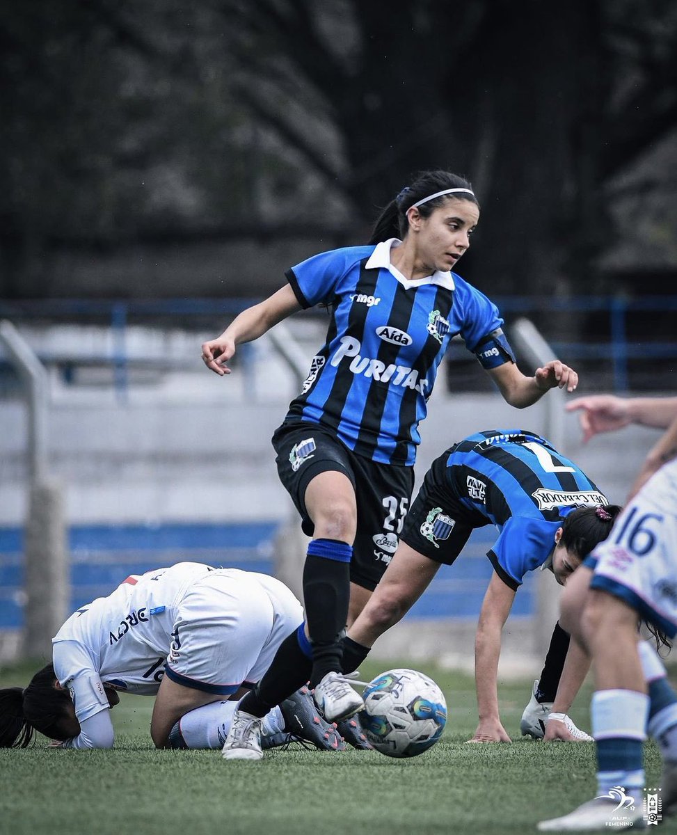 Pésima tarde pasaron las futbolistas de Liverpool. Por un diferendo que las excede, el club las presionó, primero para entrar a la cancha con 11 y que no jugarán, luego para entrar con 7 y a los minutos que una saliera “por lesión” así el partido no podía continuar (👇🏻1/3)