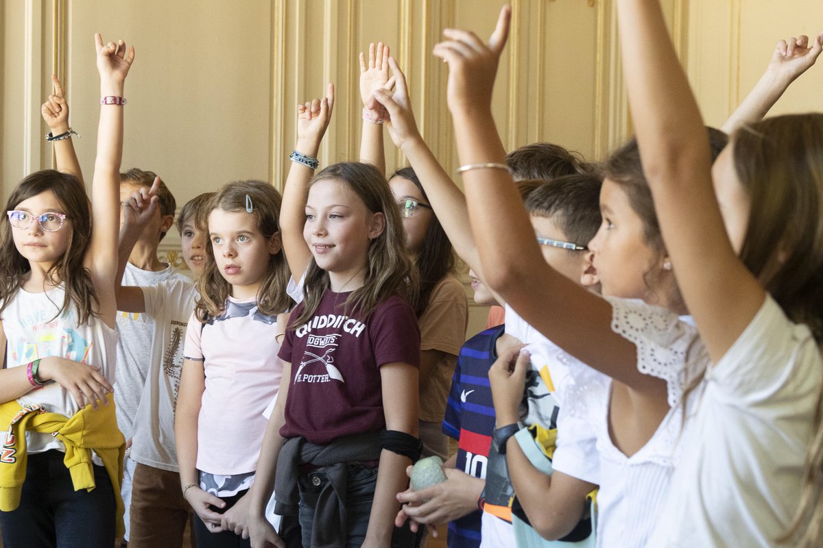 🐝 À l’occasion de la semaine du #DeveloppementDurable, la rectrice <a href="/ABisagni/">anne bisagni</a> accueille les élèves CM1 de l’école primaire Olympe de Gouges #Bruges pour la traditionnelle de la récolte de miel du rectorat à #Bordeaux 🍯 #RectoratVert #EDD #SEDD2023