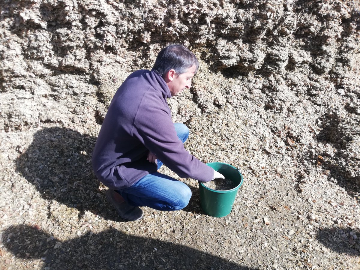 Notre Team Ouest s'est retrouvée pour parfaire ses connaissances en diagnostic silo 🌽 :

➡ Mesure du pH 
➡ Mesure de la densité pour juger du tassement
➡ Températures en surface et à 50 cm
➡ Test du seau pour vérifier l'éclatement du grain

Matinée très intéressante 👍