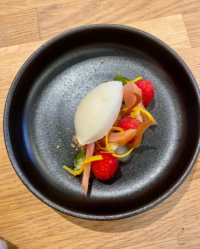 De fijne, hoppige smaken van dit roomijs van witbier, en dan die friszurige garnituren als gel van citrus en een crème van dragon. De ideale afsluiter van mijn etentje bij #RestaurantEindeloos! 

<a href="/Eindeloos17/">Restaurant Eindeloos</a> #Leeuwarden