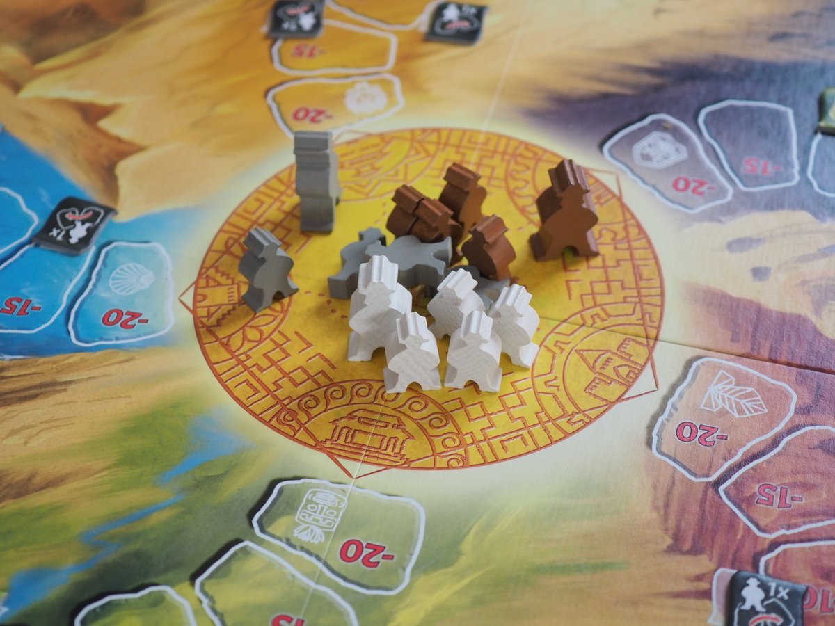 matz_jon's tweet image. 「ロストシティ：ボードゲーム」で遊ぶぜっ！ロストシティっていうとカードゲームが有名だけど、これはでっかいボード上でコマを進めてくタイプなのだっ。カードは色別に小さい順にしか出せない縛りがキツイぜっ。むむぅ、もどかしすぎるっ！
#ボードゲーム　#LostCities　#Keltis