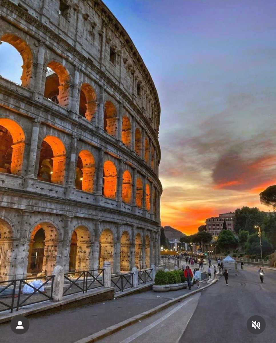 Il tramonto sul Colosseo Buona settimana Amici ♥️ 📸Foto: @966_irene #roma #colosseo