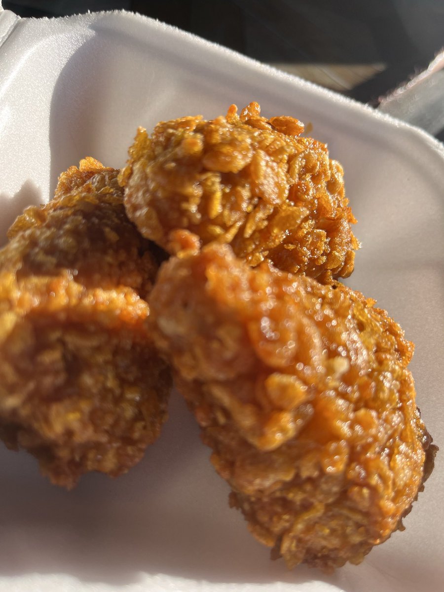 WithCheeseFood1's tweet photo. Wildin Wings Plain Or Dunked With Cheese Sauce On Top https://t.co/lbMD5vqzEK