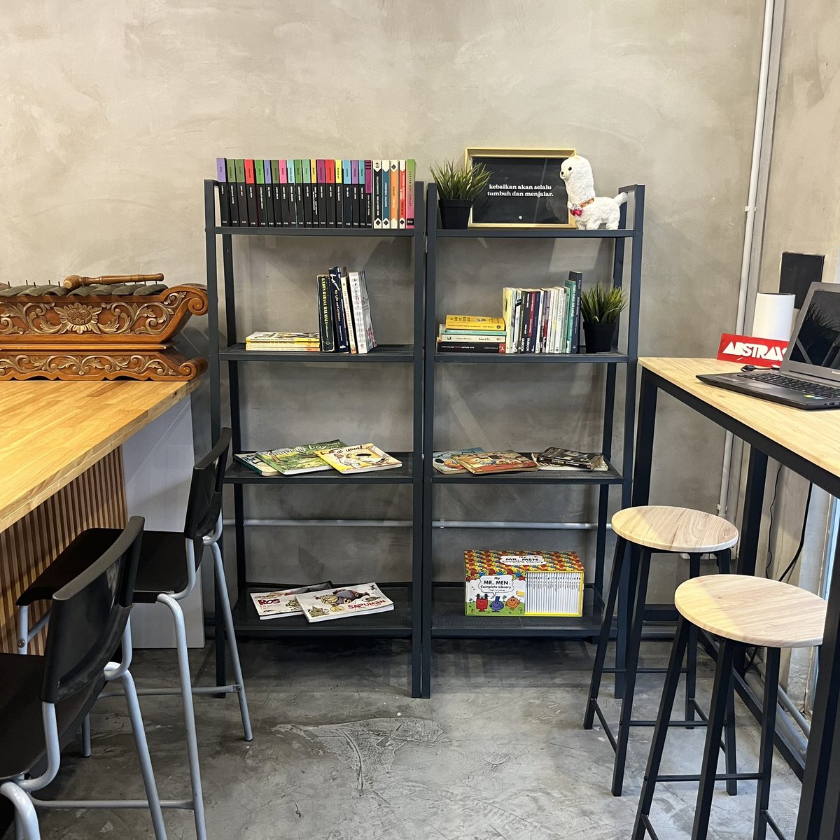 mosyukiborhan's tweet photo. Ruang kopi dan buku kembali di Shah Alam! 🤩

Di manakah kultus buku sekalian?
Ada nampak buku yang ‘familiar’ ke? 

(buku-buku untuk bacaan dan jualan akan ditambah nanti)
#KopiReda
 #RedaCoffee https://t.co/k9VUsSq5LP