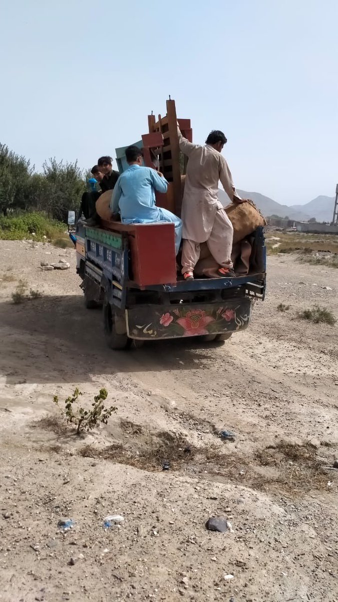 AimalWali's tweet photo. ضم اضلاع کے انضمام کے خلاف سازشیں بند نہیں ہورہی۔ وانا جنوبی وزیرستان میں آج ایک صحافی معراج خالدوزیر کے گھر کو ایک سوشل میڈیا پوسٹ کی بنیاد پر مسمار کیا جارہا ہے۔ یہ مسمار کرنا کس قانون کے تحت کیا جارہا ہے؟ کیا یہ شہرناپرسان ہے؟ انضمام کے بعد پاکستان کا ہر قانون ضم اضلاع میں لاگو ہوچکا ہے لیکن افسوس کہ وہاں بیٹھے طاقتوروں کو آئین و قانون کی بجائے مفاد عزیز ہے۔ کیا آئین و قانون پر عملدرآمد کی بجائے لشکرکشی اور گھر کی مسماری ریاستی رٹ کو چیلنج کرنا نہیں؟ ریاست اگر خاموش تماشائی کا کردار ادا کرے گی تو پھر عوام سے شکایت بھی نہ کریں۔ جنوبی وزیرستان میں بیٹھے سول و ملٹری حکامت سے مطالبہ کرتے ہیں کہ یہ غیرقانونی اقدام روکا جائے اور اس میں ملوث افراد کو سخت سے سخت سزا دی جائے۔