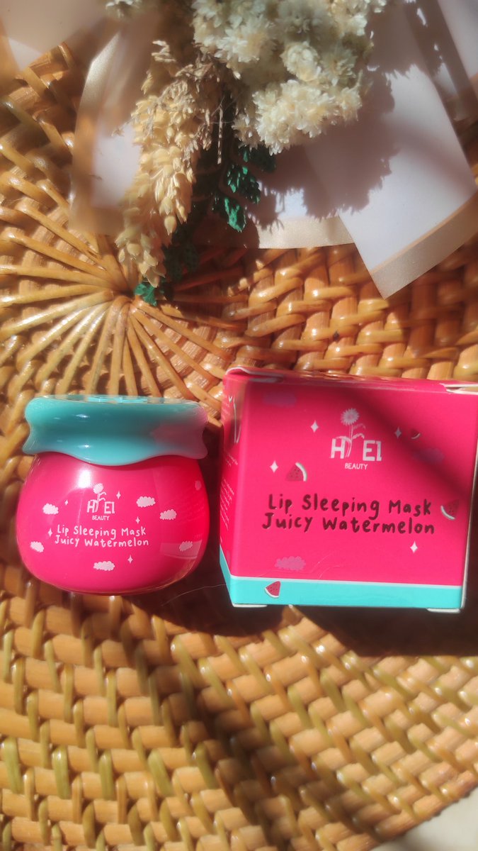 mitachalik's tweet photo. Bibir crack.. Kering..? Wajib coba ini lip sleeping mask nya @HielBeauty aaahhh gemes banget kan, kemasan gemoy.. #racunskincare #lipsmask #lipcare https://t.co/eSzeIOsjwE