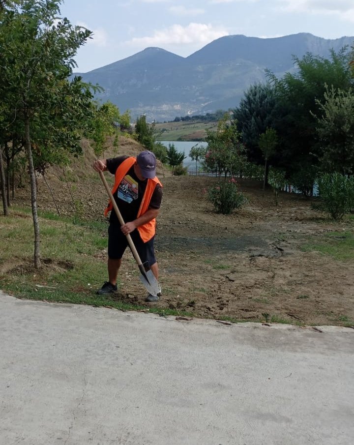 aprtirana's tweet photo. Kujdesi i përditshëm për bimësinë ia shton hijeshinë Parkut të Liqenit të Farkës.
Punim i pemëve, pastrim i barërave dhe kanaleve kulluese nga sektori i gjelbërimit.🏞️🌳👨🌾
#parkuiliqenittëfarkës
#kujdes #mirëmbajtje
#gjelbërim #AprTirana https://t.co/toq7cC7xVe
