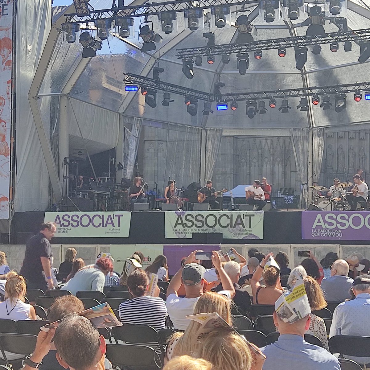 L'associació <a href="/RED_ONGDDHH/">RED ONG</a> ens apropa històries d'una migració a través d'un recorregut sonor i literari. La Festa de l’#AssociatBCN aposta també per la música compromesa i diversa a l'escenari de
<a href="/bcncultura/">Barcelona Cultura</a>. #LaMerce