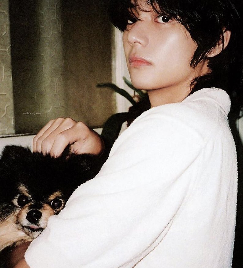 taehyung pretty hands tweet media