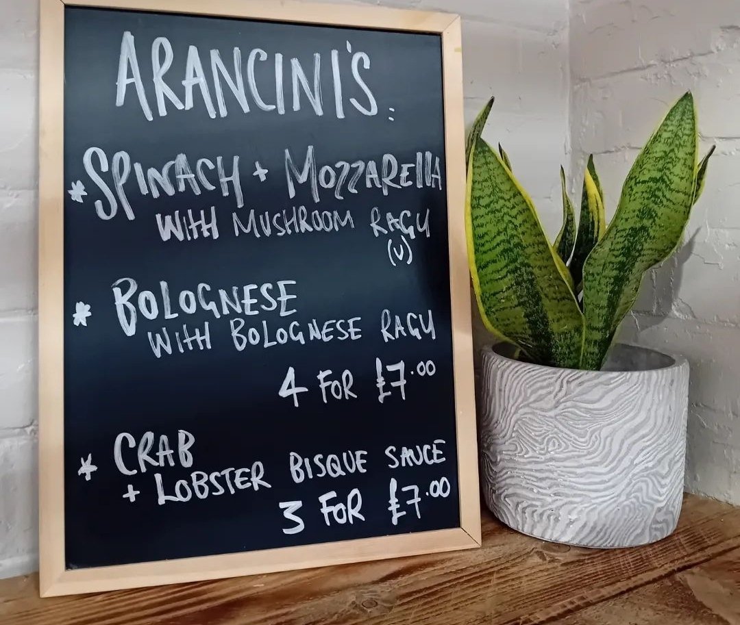 🇮🇹 A R A N C I N I 🇮🇹 

They're back &amp; here to stay! 

🍃 Spinach &amp; Mozzarella, with a mushroom ragu (v) 🍄
🍝 Bolognese &amp; bolognese ragu

Perfect for a snack, side or sharer! @cardiffmarket1891 
Monday - Saturday

HAVE A RICE DAY! 

#cardiffmarket #cardifffood #cardiff #Italian