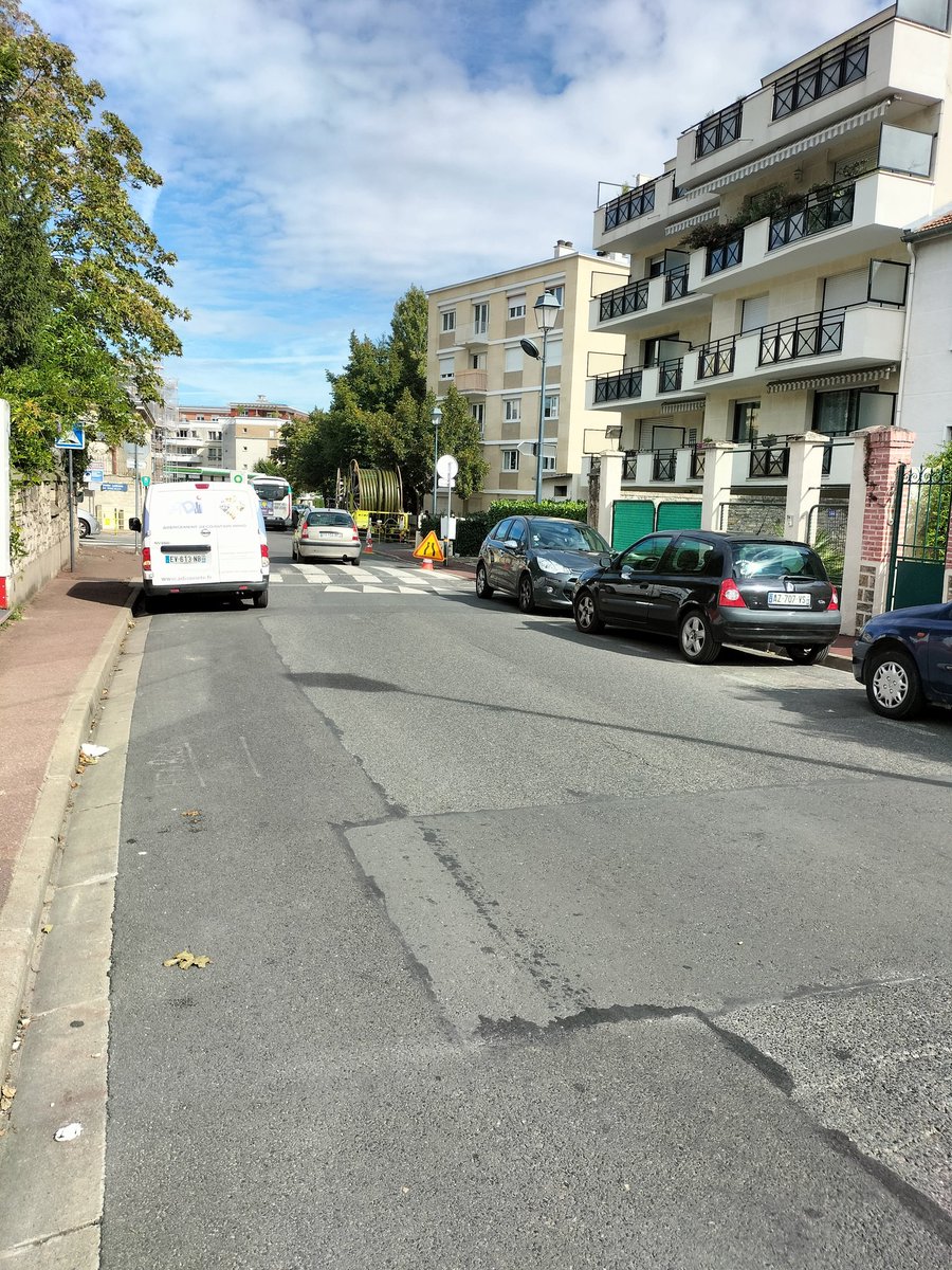cecilev72's tweet photo. @fontenay92 et encore là.. camionnette à l'entrée de la rue sur la piste cyclable https://t.co/0o8N97hPLA
