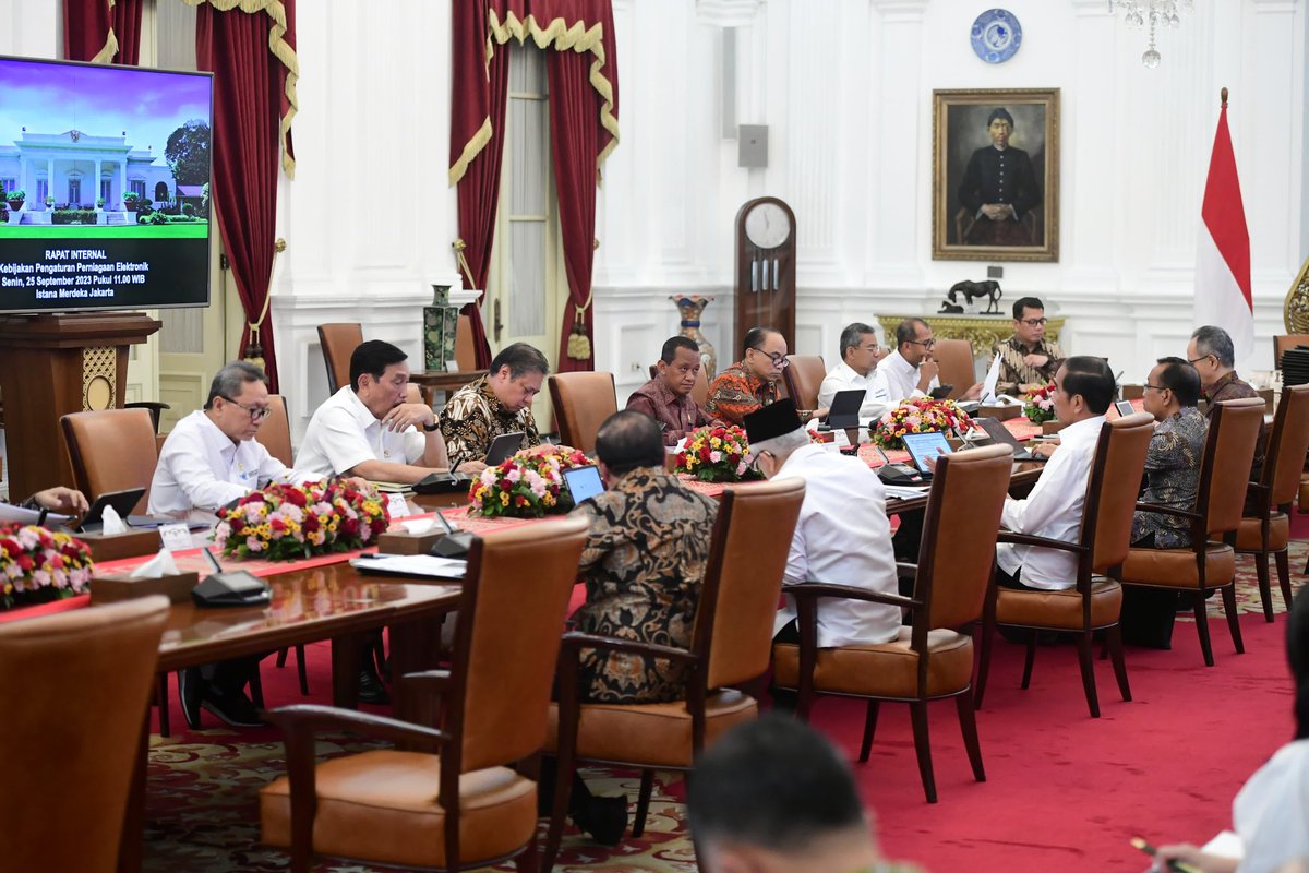 <a href="/giIangmahesa/">Gilang Mahesa</a> <a href="/jokowi/">Joko Widodo</a> <a href="/ZUL_Hasan/">ZULkifli Hasan</a> iya betul komisaris "market place lain nya" terpantau ikut rapat internal di istana..