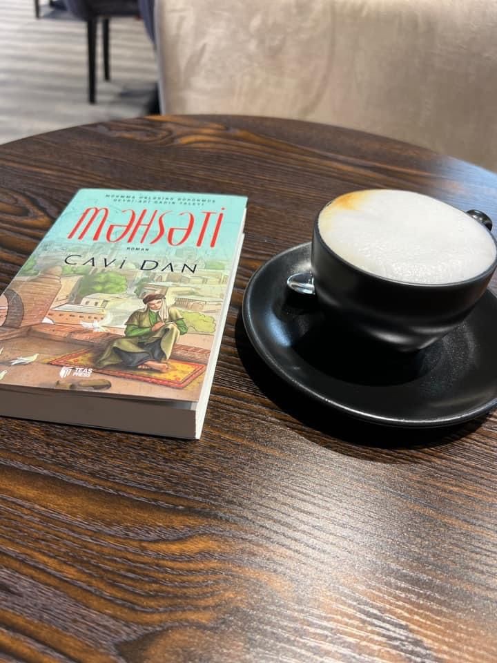 anouckb12's tweet photo. Herkese merhabalar, hayırlı ve bereketli sabahlar🙋🩵☕️📖
#khave
#kitap https://t.co/CINAwtUxbN