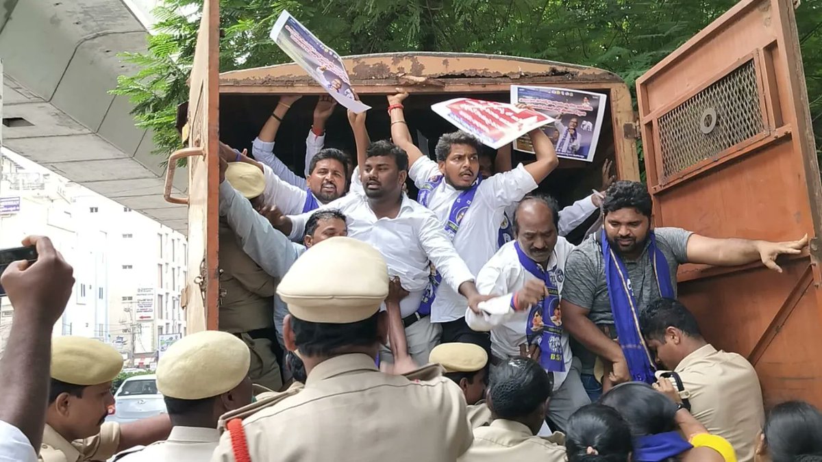 BspDivision's tweet photo. TSPSC బోర్డు ను రద్దు చేయాలని కోరుతూ బహుజన సమాజ్ పార్టీ నాయకులు సోమవారం హైదరాబాద్ కలెక్టర్ కార్యాలయం ముట్టడించారు. కార్యాలయం గేటు ముందు బైఠాయించారు దీంతో ట్రాఫిక్ స్తంభించింది. ఆందోళన చేస్తున్న వారిని పోలీసులు అరెస్టు చేసి సైఫాబాద్ స్టేషన్ కు తరలింపు.
ఖైరతాబాద్ నియోజకవర్గం
 రామ్. https://t.co/Cypot0xov2