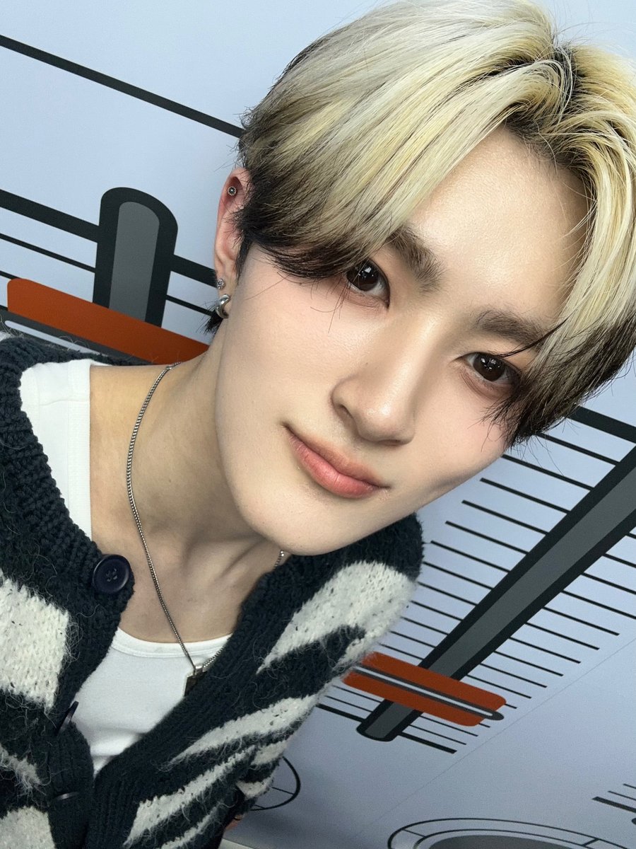 XODIAC_MEMBERS's tweet photo. [#리오] 

쏘블리들 hihi🫡
드디어 다 같이 라디오 왔어!!!
ㅣ
ㅣ
ㅣ
그냥 사랑한다🤓

#XODIAC #소디엑 #LEO #리오 https://t.co/2SVl91CLKm